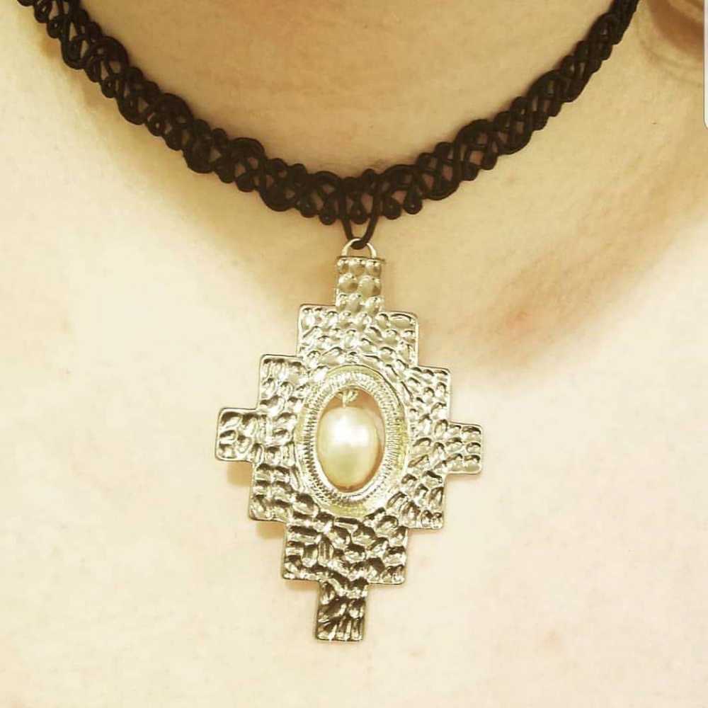 Tombstone Pearl Choker